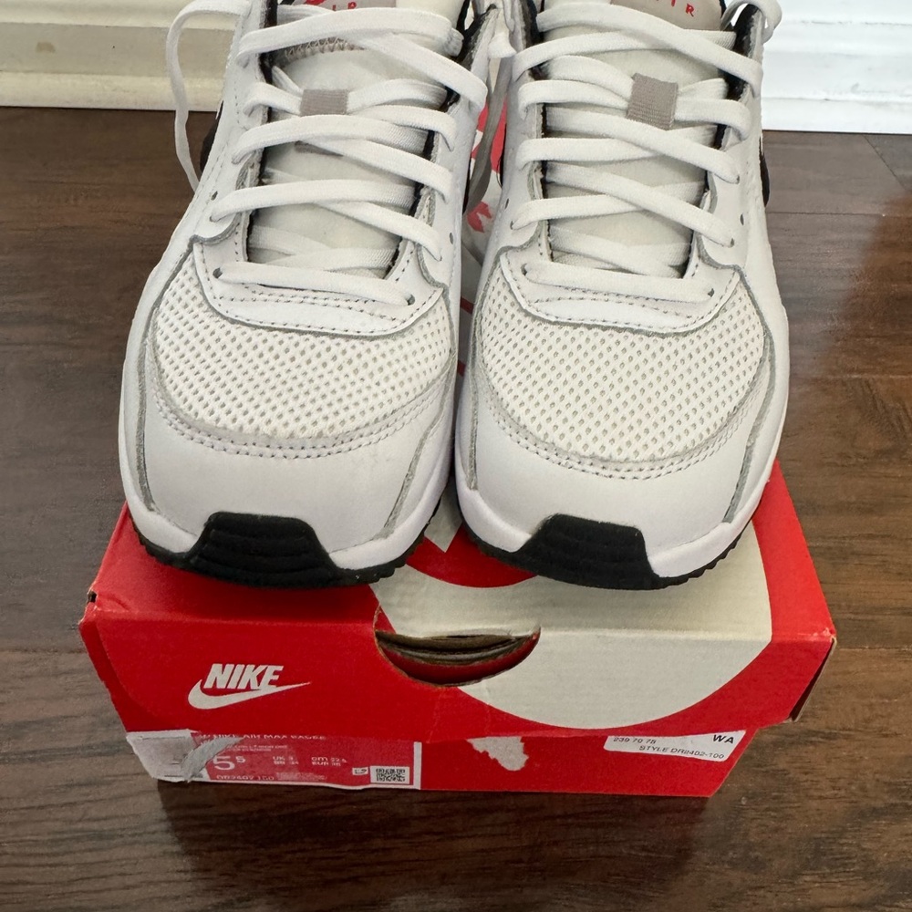 Nike new women’s White and Black Sneakers air max excee size 5.5
